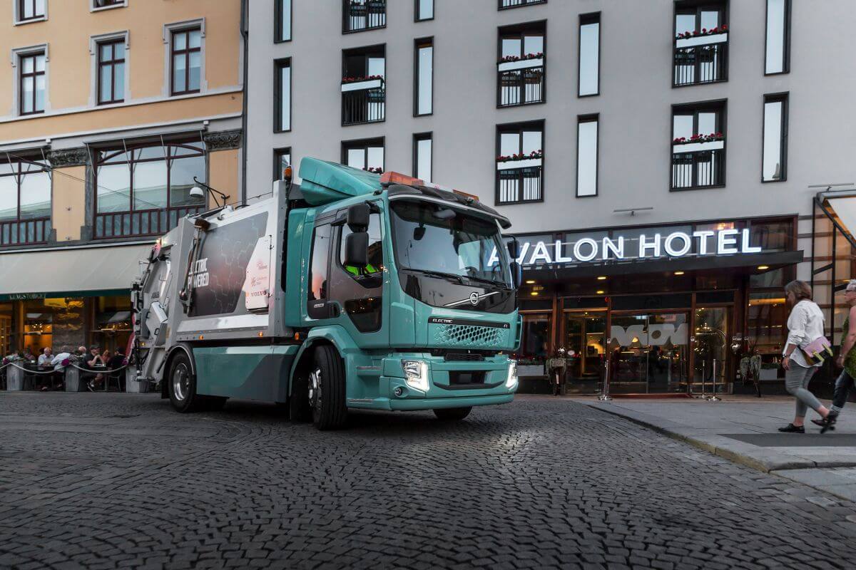 Pierwsze elektryczne samochody ciężarowe Volvo dostarczone do klientów Pierwsze elektryczne samochody ciężarowe Volvo dostarczone do klientów