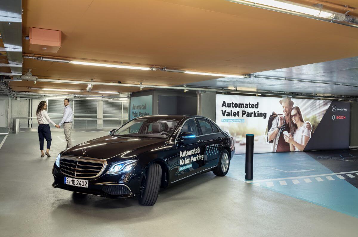 Bosch i Daimler uzyskują zgodę na parkowanie bez kierowcy i bez nadzoru człowieka Bosch i Daimler uzyskują zgodę na parkowanie bez kierowcy i bez nadzoru człowieka