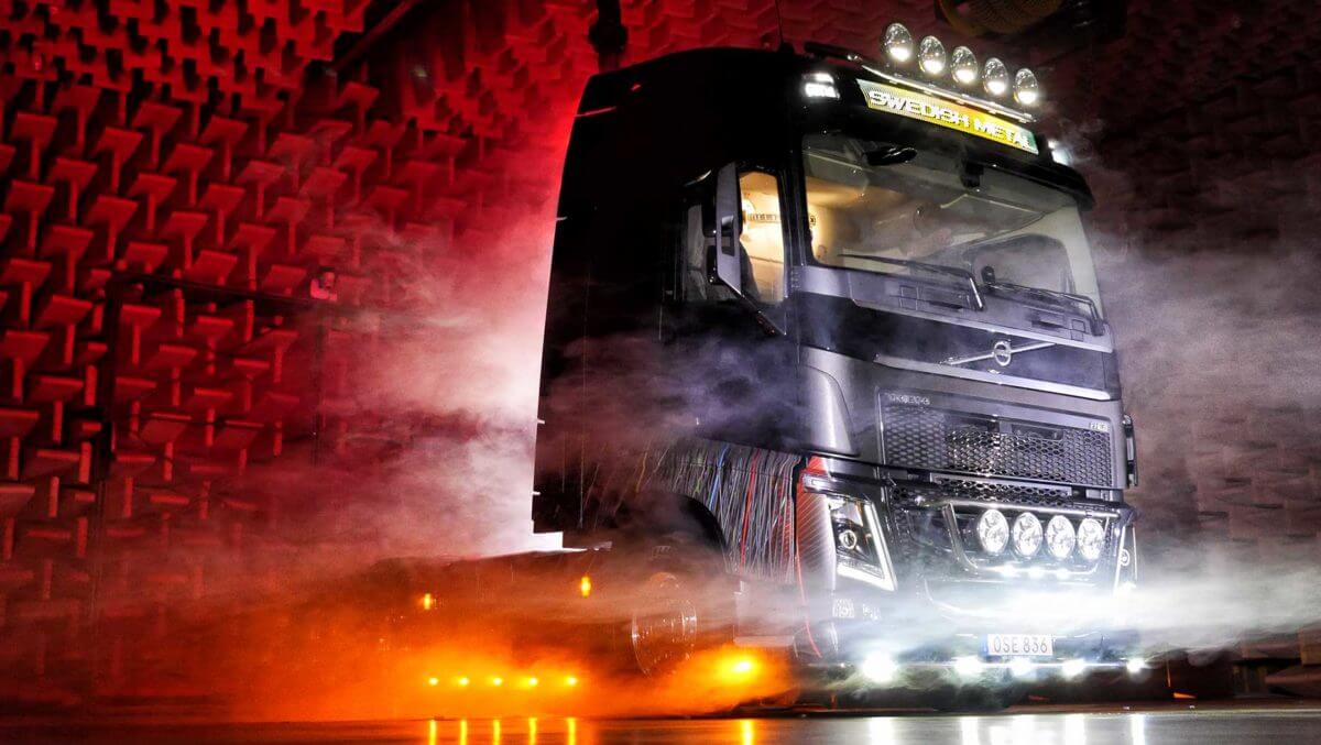 Heavy metalowy ciągnik Volvo na aukcji Heavy metalowy ciągnik Volvo na aukcji
