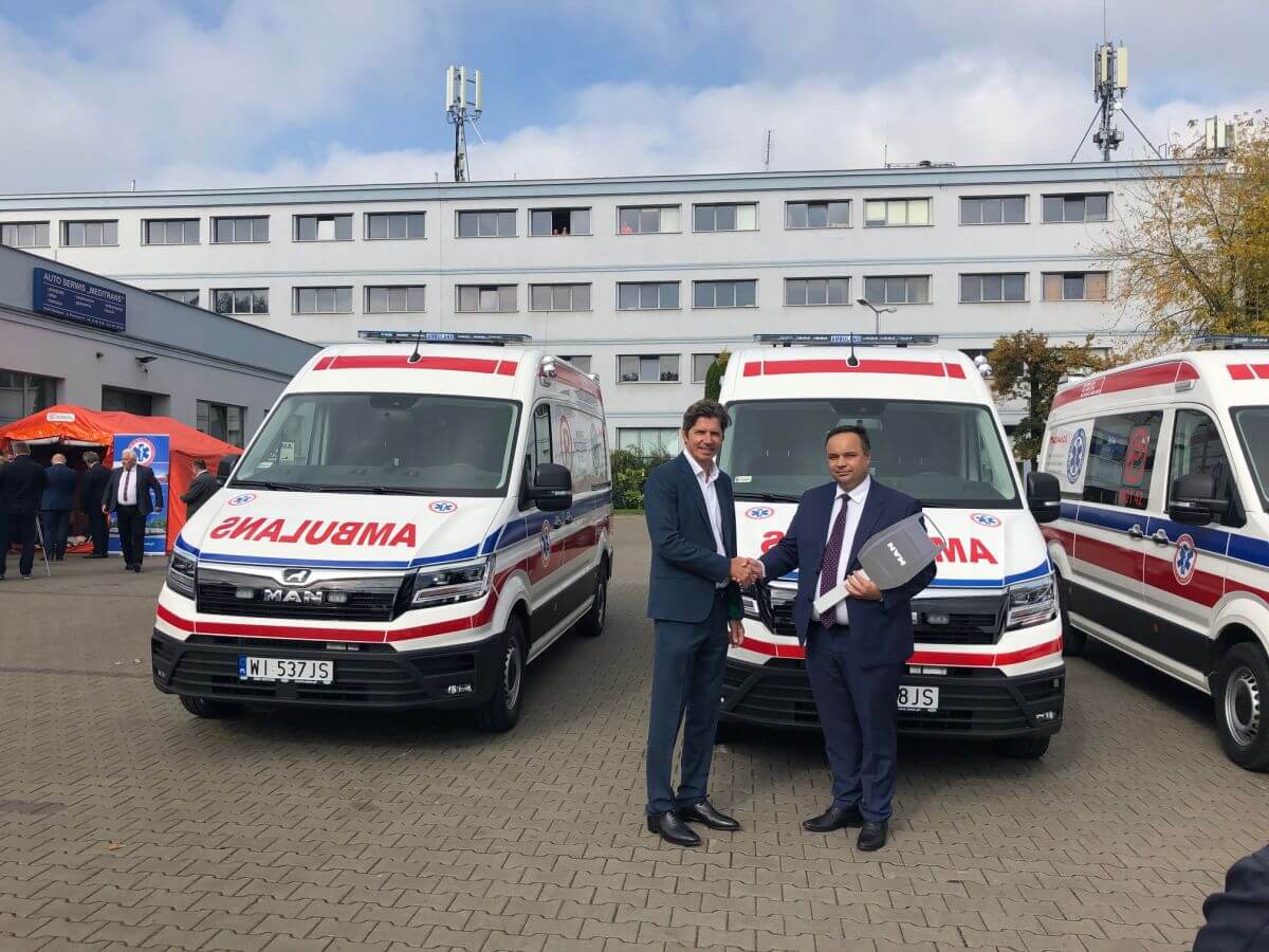 13 ambulansów MAN TGE przekazanych Warszawie