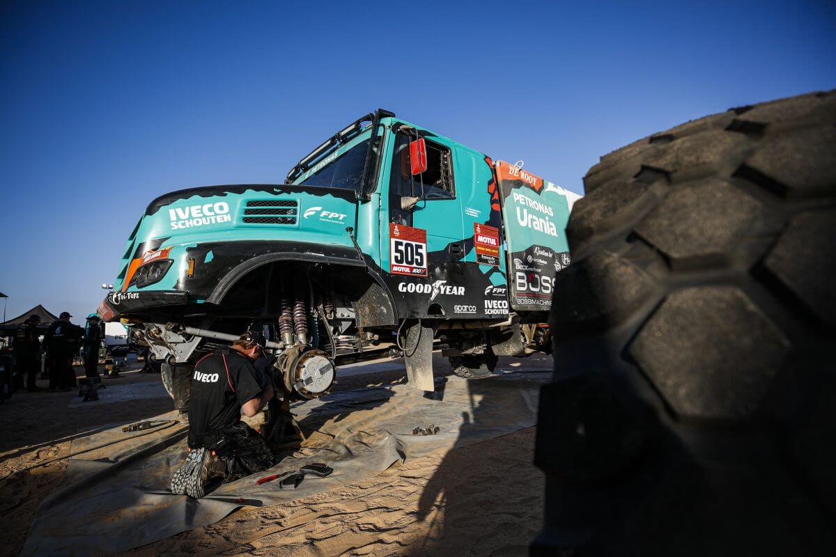 Ciężki 8. etap rajdu dla Petronas Team De Rooy Iveco Ciężki 8. etap rajdu dla Petronas Team De Rooy Iveco
