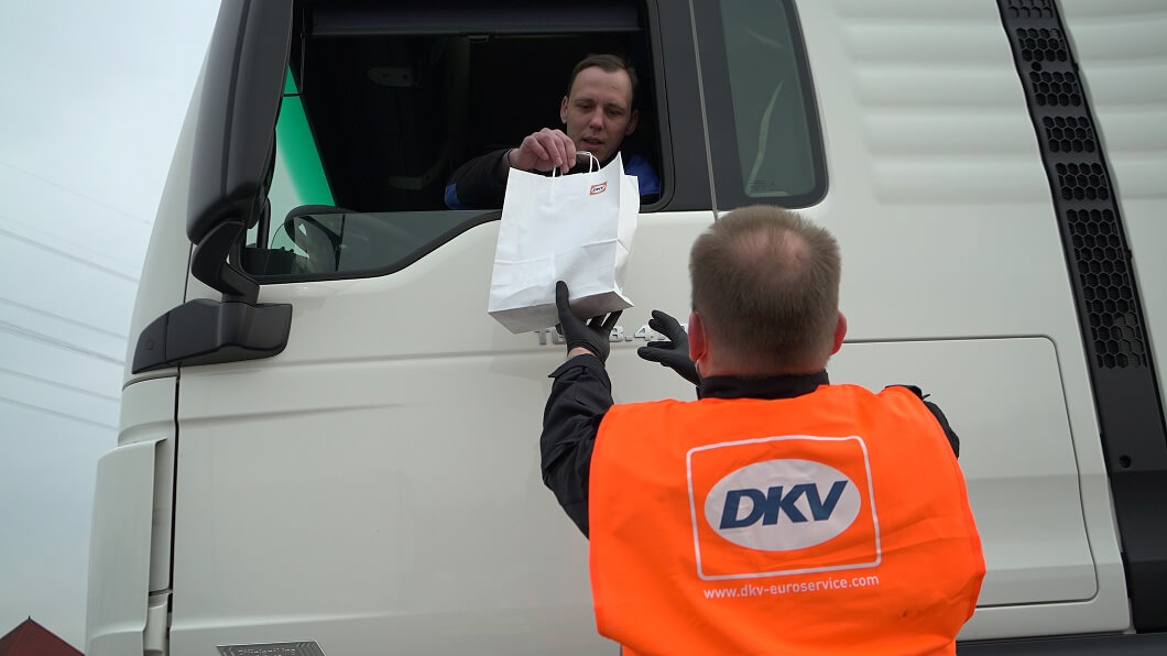 DKV rozdaje kierowcom zestawy ochronne