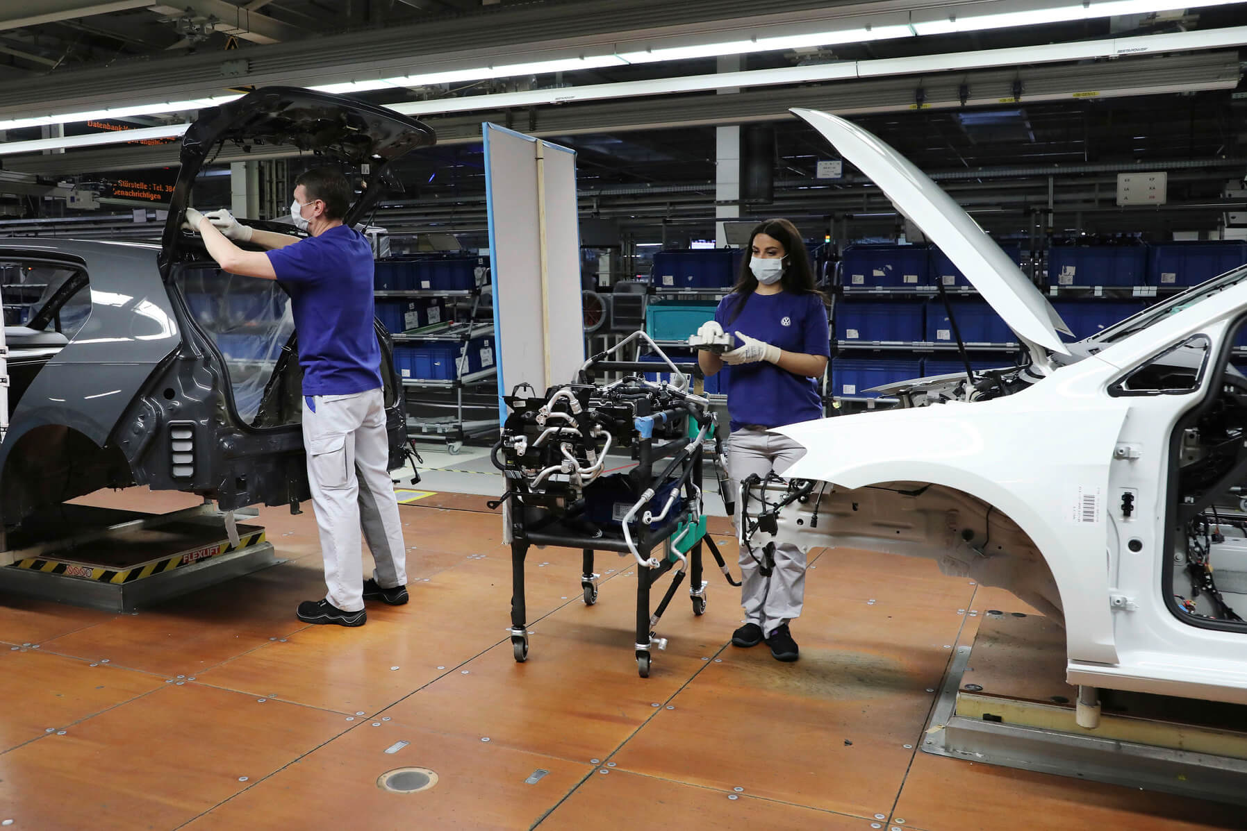 Volkswagen stopniowo wznawia produkcję
