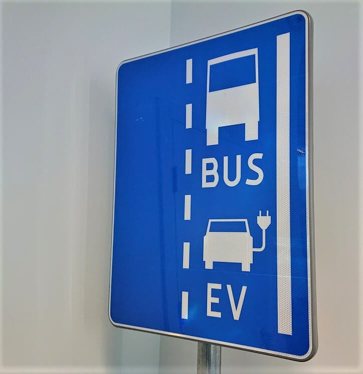 Samorządy na drodze do elektromobilności: dyskusja w cieniu kryzysu