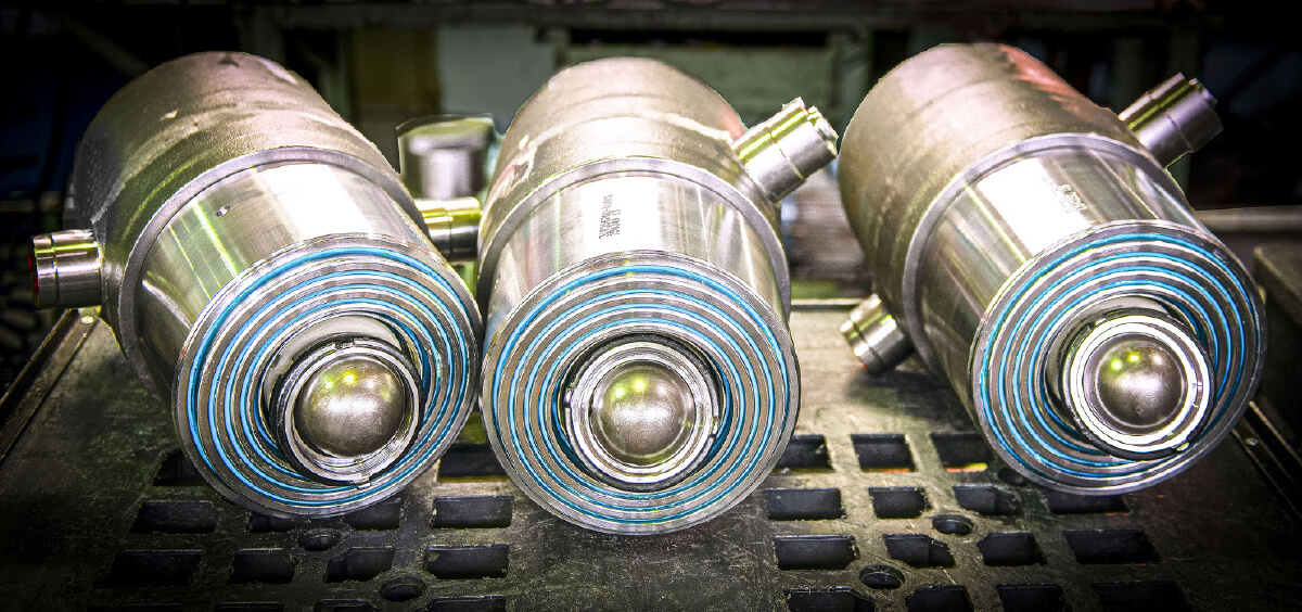 Automatyczny ogranicznik wywrotu SUT zatrzymuje wysuw cylindra zanim mulda wywrotki osiągnie zamierzony kąt. W pakiecie znajdują się potrzebne dźwignie zwalniające, hydrauliczny bądź pneumatyczny zawór odcinający oraz elementy montażowe.