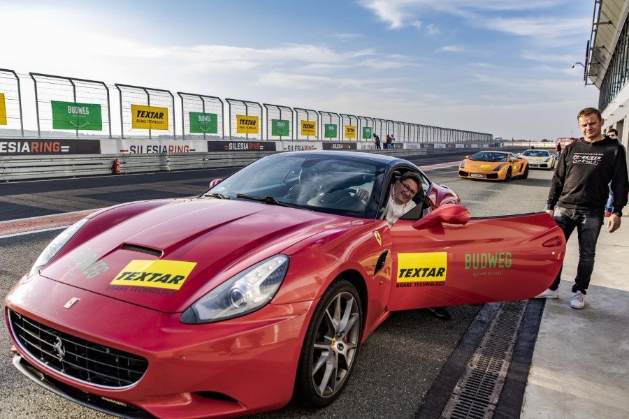 Textar, Budweg i Hart szkoliły mechaników samochodowych