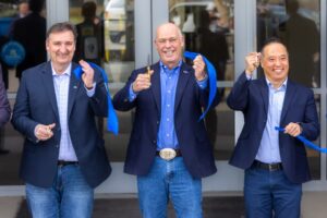 Od lewej: John Robb, prezes Hyundai Kia America Technical Center, Greg Gianforte gubernator Montany, John Suh, dyrektor projektu New Horizons Studio.