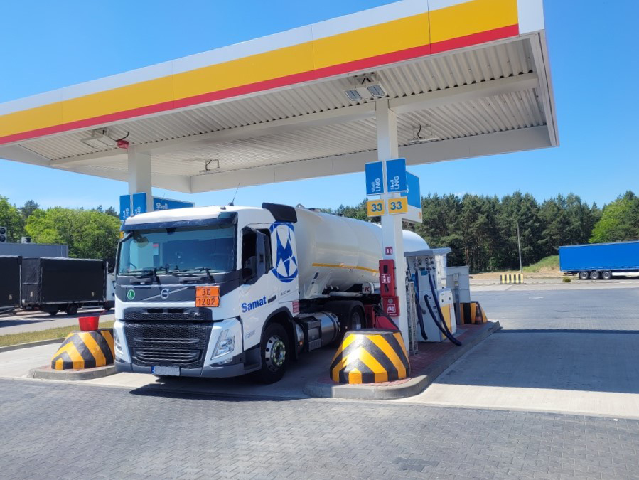 Samat dostarcza paliwo do stacji Shell ciągnikami na LNG