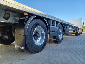 W przypadku zabudowy podwozia samochodu ciężarowego dla bezpieczeństwa wykonywanej pracy montowana jest aluminiowa ściana przednia.