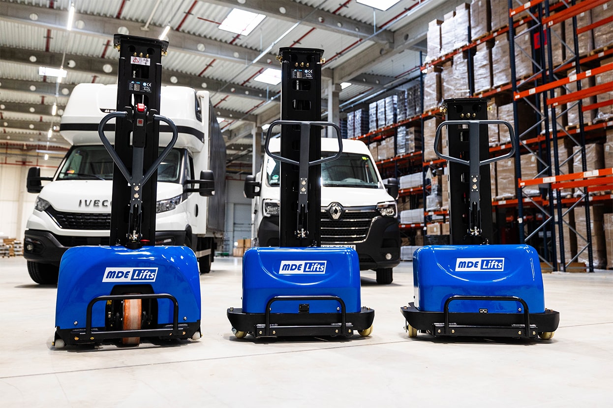 Samozaładowczy wózek paletowy vs. tradycyjny wózek – co jest bardziej opłacalne?