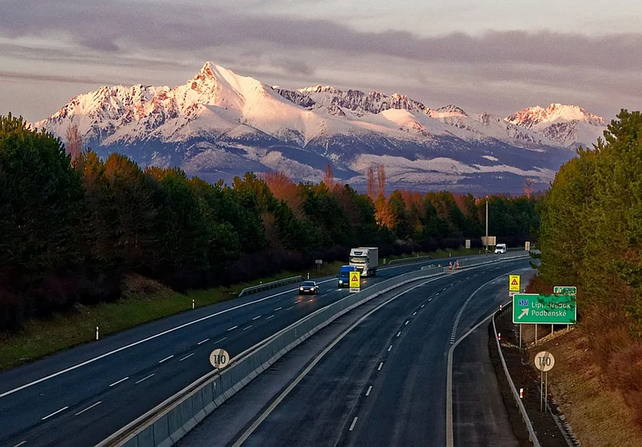 Inteligentna skrzynka EETS umożliwia transgraniczne i niezawodne naliczanie opłat drogowych