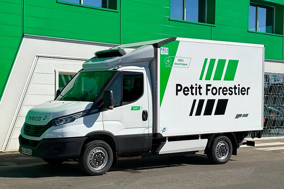 Blisko 300 elektrycznych pojazdów IVECO eDaily dołącza do floty Petit Forestier