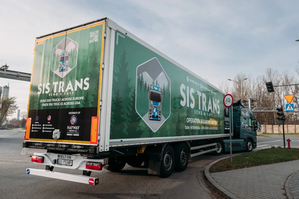 Furgonowe naczepy Wielton dołączają do floty SIS