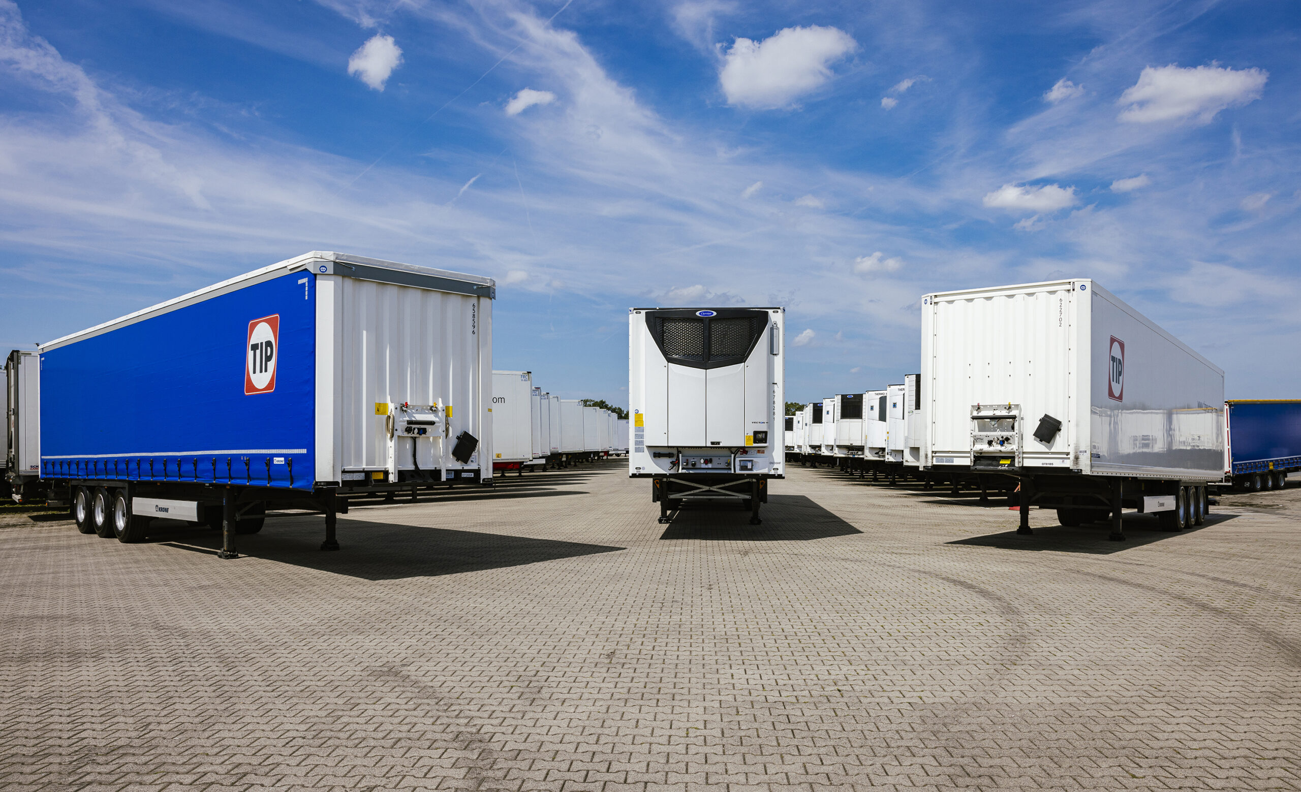 Finansowa płynność i operacyjna swoboda: wynajem naczep w centrum strategii polskich firm transportowych